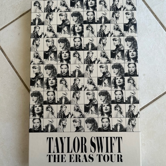 Taylor Swift Eras Tour VIP box tote pin posters postcards lanyard
Houston date - Picture 4 of 8